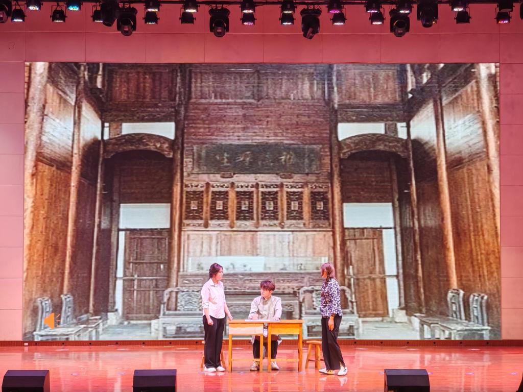 短剧演员红毯炸场！生图能打、互动出圈一出场就“开大”引爆全网热议(图1)