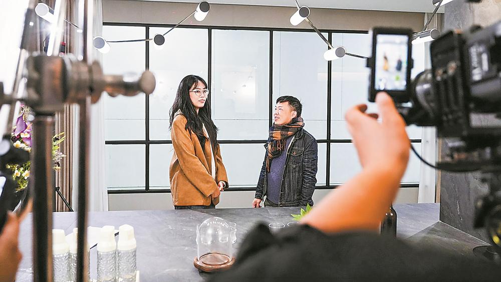 Z世代“电子年夜饭”开席B站用年纪弹幕激活中华传统年味(图1)